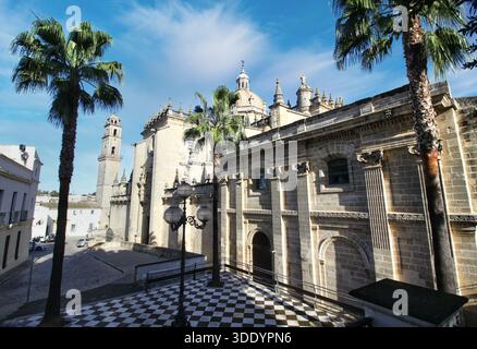 Eine Weitwinkelaufnahme der Kathedrale von Jerez de la Frontera in Andalusien. Stockfoto