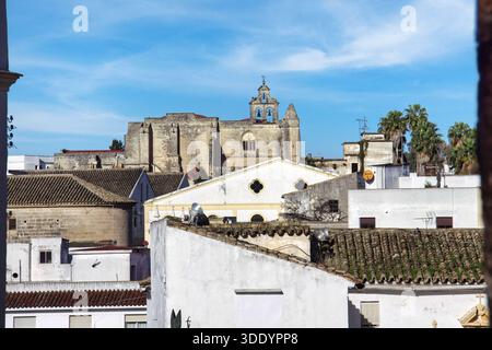 Ein Blick auf Jerez de la Frontera in Andalusien mit traditionellen weiß getünchten Gebäuden und Ziegeldächern. Stockfoto
