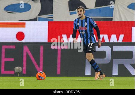 Bergamo, Italien. Januar 2026. Davide Zappacosta von Atalanta BC. Spielen Sie den Ball beim Spiel Atalanta BC vs AS Roma, 18° Serie A Enilive 2025-26 in der New Balance Arena in Bergamo (BG), Italien, am 03. Januar 2026. Quelle: Unabhängige Fotoagentur/Alamy Live News Stockfoto