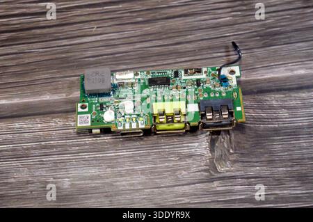 Kairo, Ägypten, Dezember 30 2025: Ein Power Bank-Lademodul, eine kompakte elektronische Leiterplatte, die einzelne oder mehrere Lithium-Ionen-Batterien einschaltet Stockfoto