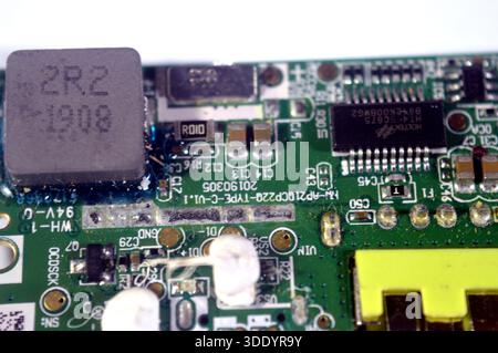 Kairo, Ägypten, Dezember 30 2025: Nahaufnahme des Power Bank Charger Module, einer kompakten elektronischen Leiterplatte, die einen oder mehrere Lithium-Ionen-Schläger dreht Stockfoto