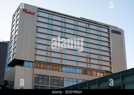 Blick auf das Premier Inn London Stratford Hotel. Teil des Westfield Shopping Centre in Stratford, Newham, East London - E15. Stockfoto