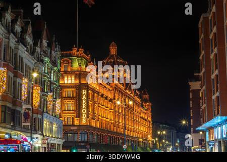 Harrods, Knightsbridge, nachts, London, England. Stockfoto
