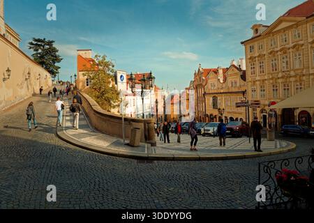 Touristen Erkunden Die Bezaubernde Kopfsteinpflasterstraße, Die Sunshine Highlights Farbenfrohe Fassaden Und Die Lebhaften Menschenmassen Stockfoto