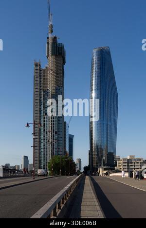Bau der Türme One blackfriars und Bankside Yards in London, von der Blackfriars Bridge aus gesehen. Stockfoto