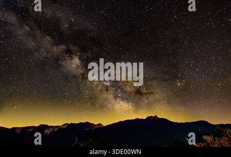 Milchstraße über dem südlichen Bergkamm der Walliser Alpen, Rhonetal, Wallis, Schweiz *** Milchstraße über dem Südgebirge des Pen Stockfoto
