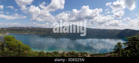 Der Galbaner See (lateinisch Lacus Albanus), auch Lago Albano oder Castel Gandolfo genannt, ist ein See vulkanischen Ursprungs in der Provinz Rom i. Stockfoto