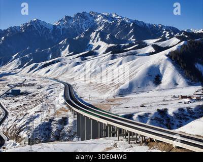 (260104) -- PEKING, 4. Januar 2026 (Xinhua) -- ein Luftdrohnenfoto vom 23. Dezember 2025 zeigt einen Blick auf den Urumqi-Yuli Expressway im Nordwesten Chinas Xinjiang Uygur Autonomen Region. Der 22,13 km lange Tianshan Shengli Tunnel, der längste Schnellstraßentunnel der Welt, wurde am 26. Dezember 2025 offiziell für den Verkehr freigegeben. Der Tunnel ist Teil des G0711 Urumqi-Yuli Expressway, der am selben Tag in Betrieb genommen wurde und als lebenswichtige Arterie dient, die Stadtcluster im Norden und Süden von Xinjiang verbindet. (Xinhua/Wang Fei) Stockfoto