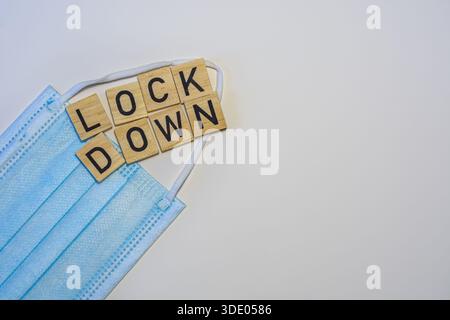 Auf Holzblöcken beschriftet mit chirurgischer Maske verschließen Stockfoto