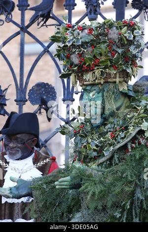 4. Januar 2026, Bankside, London. UK Twelfth Night Celebrations Welcome in the ne Year Twelfth Night ist eine jährliche Feier im Londoner Bankside Area. Die Veranstaltung stützt sich auf traditionelle Mitwinterbräuche. Der Grüne Mann kommt von der Themse und die Mummers spielen ein Stück und tanzen. Das Ereignis wird durch den Teil „Lions“ (Löwen) abgestuft. Foto: Roland Ravenhill/Alamy Stockfoto