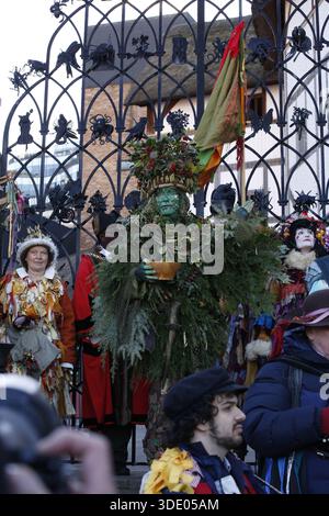 4. Januar 2026, Bankside, London. UK Twelfth Night Celebrations Welcome in the ne Year Twelfth Night ist eine jährliche Feier im Londoner Bankside Area. Die Veranstaltung stützt sich auf traditionelle Mitwinterbräuche. Der Grüne Mann kommt von der Themse und die Mummers spielen ein Stück und tanzen. Das Ereignis wird durch den Teil „Lions“ (Löwen) abgestuft. Foto: Roland Ravenhill/Alamy Stockfoto