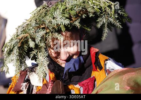 4. Januar 2026, Bankside, London. UK Twelfth Night Celebrations Welcome in the ne Year Twelfth Night ist eine jährliche Feier im Londoner Bankside Area. Die Veranstaltung stützt sich auf traditionelle Mitwinterbräuche. Der Grüne Mann kommt von der Themse und die Mummers spielen ein Stück und tanzen. Das Ereignis wird durch den Teil „Lions“ (Löwen) abgestuft. Foto: Roland Ravenhill/Alamy Stockfoto