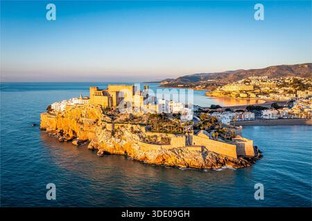 Goldener Sonnenuntergang über der historischen Schlossinsel mit Einer bezaubernden Küstenstadt und ruhigem Meer, Peniscola, Castellon, Spanien Stockfoto