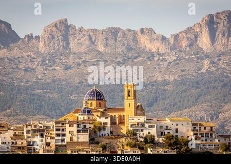 Bezaubernde mediterrane Stadt mit blauer Kuppelkirche, Glockenturm und Bergkulisse, Altea, Alicante, Spanien Stockfoto