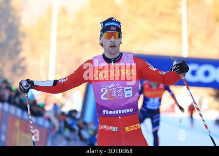 Cermis, Italien. Januar 2026. © Pierre Teyssot/MAXPPP ; Tour de Ski 2026 Skilanglauf-Weltmeisterschaft. Cermis, Italien am 4. Januar 2026. Letzter Aufstieg auf der Alpe Cermis, in Aktion, Mattis Stenshagen (NOR) © Pierre Teyssot/Maxppp Credit: MAXPPP/Alamy Live News Stockfoto