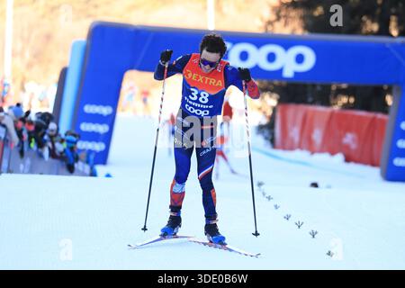 Cermis, Italien. Januar 2026. © Pierre Teyssot/MAXPPP ; Tour de Ski 2026 Skilanglauf-Weltmeisterschaft. Cermis, Italien am 4. Januar 2026. Letzter Aufstieg auf der Alpe Cermis, in Aktion, Jules Lapierre (FRA) © Pierre Teyssot/Maxppp Credit: MAXPPP/Alamy Live News Stockfoto