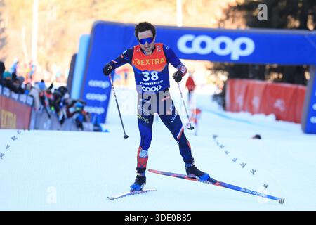 Cermis, Italien. Januar 2026. © Pierre Teyssot/MAXPPP ; Tour de Ski 2026 Skilanglauf-Weltmeisterschaft. Cermis, Italien am 4. Januar 2026. Letzter Aufstieg auf der Alpe Cermis, in Aktion, Jules Lapierre (FRA) © Pierre Teyssot/Maxppp Credit: MAXPPP/Alamy Live News Stockfoto