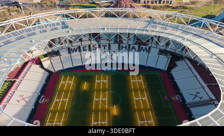 Hochwinkel-Drohnenbild des Fußballplatzes im London Stadium, das während der Wartung auf dem Heimgelände von West Ham United Lichter zeigt. Stockfoto