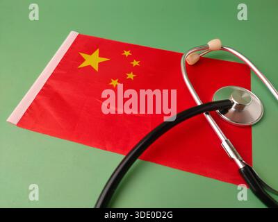 Das Bild ist eine konzeptionelle Darstellung des Gesundheitswesens in China, die Nationalflagge mit einem Stethoskop kombiniert. Stockfoto