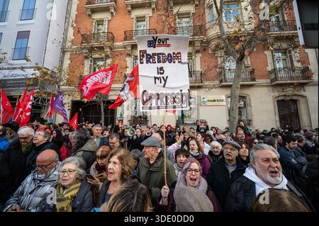 Madrid, Spanien. Januar 2026. Menschen versammelten sich vor der US-Botschaft von Madrid, um gegen die Verhaftung des venezolanischen Präsidenten Nicolas Maduro zu protestieren, der nach dem Bombenangriff auf Caracas von US-Truppen gefangen genommen wurde. Quelle: Marcos del Mazo/Alamy Live News Stockfoto