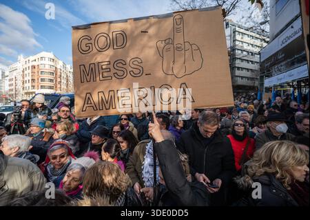Madrid, Spanien. Januar 2026. Menschen versammelten sich vor der US-Botschaft von Madrid, um gegen die Verhaftung des venezolanischen Präsidenten Nicolas Maduro zu protestieren, der nach dem Bombenangriff auf Caracas von US-Truppen gefangen genommen wurde. Quelle: Marcos del Mazo/Alamy Live News Stockfoto