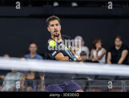 Brisbane, Qld, Australien. Januar 2026. THANASI KOKKINAKIS aus Australien spielt einen Drop-Shot während seines Spiels der ersten Runde der Herren-Doppel gegen NICK KYRGIOS aus Australien gegen MATTHEW EBDEN und RAJEEV RAM bei der Brisbane International. (Kreditbild: © Stephane Thomas/ZUMA Press Wire) NUR REDAKTIONELLE VERWENDUNG! Nicht für kommerzielle ZWECKE! Quelle: ZUMA Press, Inc./Alamy Live News Stockfoto