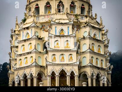 Nahaufnahme der komplexen Architektur des Kek Lok Si Tempels mit Buddha-Statuen. Stockfoto