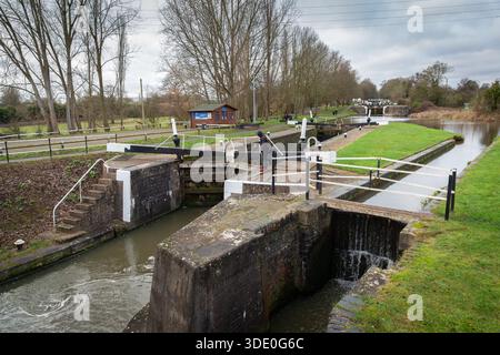 Warwickshire, Großbritannien, 27. Dezember 2025: Hatton Locks on the Grand Union Canal. Der berühmte „Treppenhaus zum Himmel“ Flug von 21 Schleusen. Stockfoto