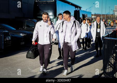 Leeds, Großbritannien. Januar 2026. Luke Shaw (23) und Manchester United Torhüter Thomas Heaton (22) kommen am 4. Januar 2026 während des Spiels Leeds United gegen Manchester United Premier League in Elland Road, Leeds, England an. Credit: Phil Duncan/Every Second Media Credit: Every Second Media/Alamy Live News Stockfoto