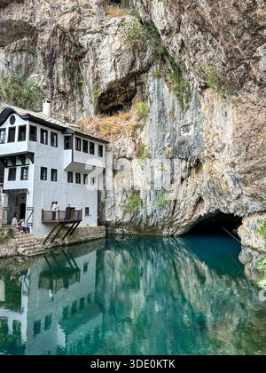 Das historische Blagaj Tekke, das in eine Klippe an der Quelle des Buna-Flusses in Bosnien und Herzegowina gebaut wurde, spiegelt spirituelles Erbe und Natur wider. Stockfoto