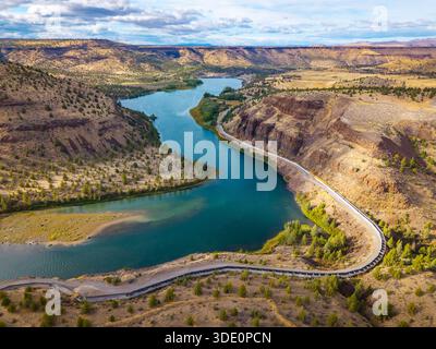 Ein atemberaubendes Luftbild, das den Pelton Regulating Dam und seinen Stausee, eine wichtige Komponente des Pelton Round Butte Hydroelectric Project, auf dem sich das Wasserkraftwerk Pelton befindet, erfasst Stockfoto