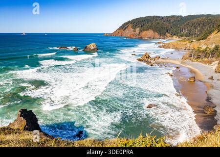 Ein spektakulärer, weitläufiger Blick auf den Pazifischen Ozean und die zerklüftete Küste mit dramatischen Klippen und Meeresstapeln entlang der Küste im Ecola State Park Stockfoto