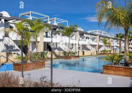 Stilvolle Duschen und Blick auf den Pool im Innova Beach Resorthotel im sonnigen Punta Prima, Spanien. Stockfoto