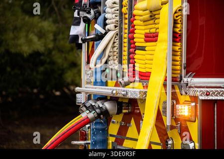 Wasserschlauch vom Feuerwehrfahrzeug während des Gebrauchs Stockfoto