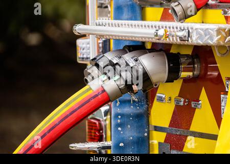 Wasserschlauch vom Feuerwehrfahrzeug während des Gebrauchs Stockfoto