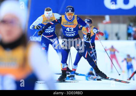 Cermis, Italien. Januar 2026. © Pierre Teyssot/MAXPPP ; Tour de Ski 2026 Skilanglauf-Weltmeisterschaft. Cermis, Italien am 4. Januar 2026. Letzter Aufstieg auf der Alpe Cermis, in Aktion, Juliette Ducordeau (FRA) © Pierre Teyssot/Maxppp Credit: MAXPPP/Alamy Live News Stockfoto