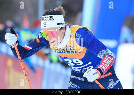 Cermis, Italien. Januar 2026. © Pierre Teyssot/MAXPPP ; Tour de Ski 2026 Skilanglauf-Weltmeisterschaft. Cermis, Italien am 4. Januar 2026. Der letzte Aufstieg auf der Alpe Cermis, in Aktion, Julie Pierrel (FRA) © Pierre Teyssot/Maxppp Credit: MAXPPP/Alamy Live News Stockfoto