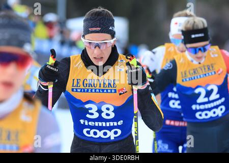 Cermis, Italien. Januar 2026. © Pierre Teyssot/MAXPPP ; Tour de Ski 2026 Skilanglauf-Weltmeisterschaft. Cermis, Italien am 4. Januar 2026. Letzter Aufstieg auf der Alpe Cermis, in Aktion, Margot Tirloy (FRA) © Pierre Teyssot/Maxppp Credit: MAXPPP/Alamy Live News Stockfoto