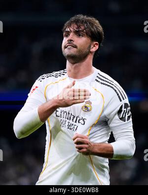 Madrid, Spanien. Januar 2026. Raul Asencio von Real Madrid CF während des La Liga EA Sports Matches zwischen Real Madrid CF und Real Betis spielte am 4. Januar 2026 im Santiago Bernabeu Stadion in Madrid. (Foto: Cesar Cebolla/PRESSIN) Credit: PRESSINPHOTO SPORTS AGENCY/Alamy Live News Stockfoto