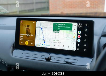 Android Auto Display mit Google Maps auf einem Nissan Car Dashboard Informations- und Unterhaltungsgerät – eine mobile App, die Smartphone-Funktionen spiegelt. UK Stockfoto