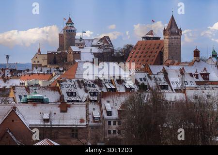 Kältewelle in Bayern, Nürnberg, 04.01.2026 digital bearbeitet - Panoramaaufnahme der verschneiten Dächer der Nürnberger Altstadt mit Blick auf die Kaiserburg während einer winterlichen Wetterlage in Bayern, verursacht durch das Tiefdruckgebiet Tizian. Sichtbar sind markante Teile der Burganlage wie der Sinwellturm, der Fünfeckturm und die Kaiserstallung. Nürnberg Bayern Deutschland *** Kaltaufnahme in Bayern, Nürnberg, 04 01 2026 digital aufbereitete Panoramaaufnahme der schneebedeckten Dächer der Nürnberger Altstadt mit Blick auf die Kaiserburg bei winterlicher Wetterlage in Bavaria cau Stockfoto