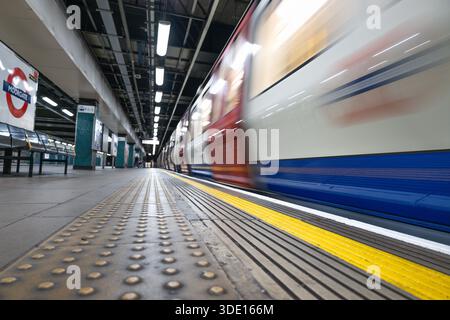 Die Londoner U-Bahn Fährt Am Bahnsteig Vorbei. London, Vereinigtes Königreich, 3. März 2024 Stockfoto