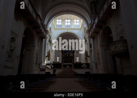 Mantova, Italien - 11. MÄRZ 2025 - Zentralschiff der Basilika Santa Barbara mit Sonnenlicht, das durch Fenster an der Decke gefiltert wird Stockfoto