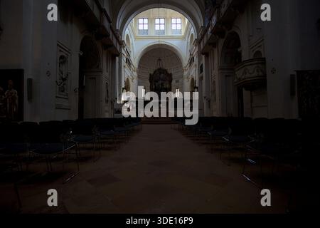 Mantova, Italien - 11. MÄRZ 2025 - Zentralschiff der Basilika Santa Barbara mit Sonnenlicht, das durch Fenster an der Decke gefiltert wird Stockfoto