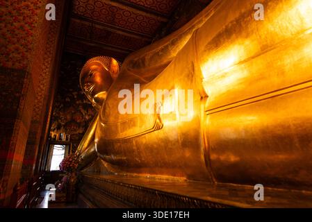 Blick auf die Menschen bewundern Sie die Schönheit von Thailands größtem liegenden Buddha (46 m lang, vergoldet) im Wat Pho (Wat Phra Chetuphon), Bangkoks ältestem und größtem Tempelkomplex, am 4. Januar 2026. In Thailand. (Foto: Teera Noisakran/SIPA USA) Credit: SIPA USA/Alamy Live News Stockfoto