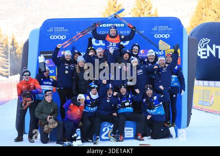 Cermis, Italien. Januar 2026. © Pierre Teyssot/MAXPPP ; Tour de Ski 2026 Skilanglauf-Weltmeisterschaft. Cermis, Italien am 4. Januar 2026. Letzter Aufstieg auf der Alpe Cermis, in Aktion, Jules Lapierre (FRA) und Teamkollegen © Pierre Teyssot/Maxppp Credit: MAXPPP/Alamy Live News Stockfoto