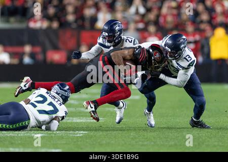 Januar 2026; Santa Clara, Kalifornien, USA; Jauan Jennings (15), der 49ers Witherspoon (21) und Seattle Seahawks Linebacker Ernest Jones IV (13) im ersten Quartal im Levi’s Stadium. Obligatorische Gutschrift: Stan Szeto - Image of Sport Stockfoto