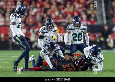 Januar 2026; Santa Clara, Kalifornien, USA; San Francisco 49ers Wide Receiver Jauan Jennings (15) wird von Seattle Seahawks Cornerback Riq Woolen (27), Seattle Seahawks Cornerback Devon Witherspoon (21), Seattle Seahawks Linebacker Ernest Jones IV (13), Seattle Seahawks Safety Ty Okada (39) und Seattle Seahawks Safety Julian Love (20) während des ersten Viertels im Levi’s Stadium angegriffen. Obligatorische Gutschrift: Stan Szeto - Image of Sport Stockfoto