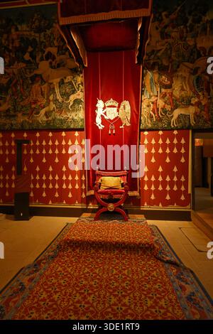 Queen's Inner Hall im Königlichen Palast mit Thron und Einhornteppichen im Stirling Castle, Kindersitz von Mary Queen of Scots Schottland Großbritannien Stockfoto