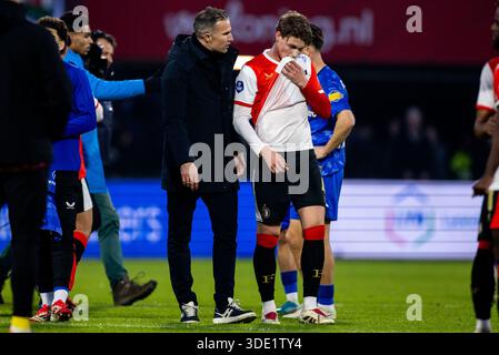 ROTTERDAM, NIEDERLANDE - 21. DEZEMBER: Feyenoord-Cheftrainer Robin Van Persie und Thijs Kraaijeveld aus Feyenoord nach dem Eredivisie-Spiel zwischen Feyenoord Rotterdam und FC Twente '65 in de Kuip am 21. Dezember 2025 in Rotterdam, Niederlande. (Foto: Rene Nijhuis) Stockfoto